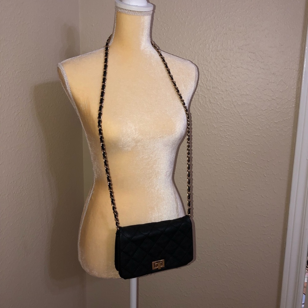 Black gold chain crossbody 🖤🖤